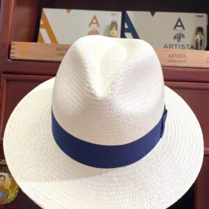 Sombrero Panamá Hat – Blanco – Ala Corta – Copa Fedora – Cinta Azul - Imagen 1